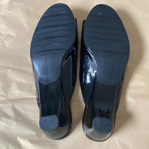 03:05 - Vintage Stuart Weitzman Black Patent Slides - Picture 12 of 17